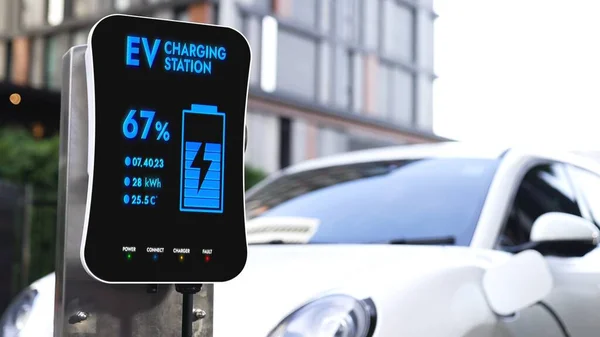 Ev充電ステーションは電気自動車のための電池の状態インターフェイスを表示し きれいなエネルギーが付いている緑の都市を例示します 代替エネルギーの持続可能性利用の技術的進歩 パーセント — ストック写真