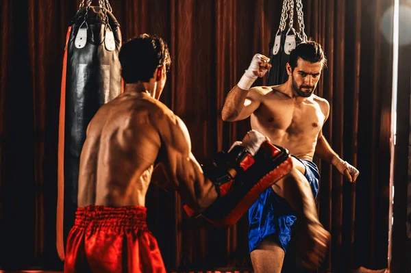 Boxeador Tailandés Muay Asiático Caucásico Desencadena Ataque Patada Una Feroz —  Fotos de Stock