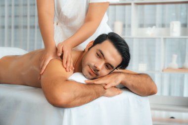 Kafkas erkek müşteri stres önleyici spa masajının keyfini çıkarıyor ve lüks otel veya oteldeki gündüz açık hava ortamında güzellik derisi eğlencesi ile şımartıyor. Sessiz.