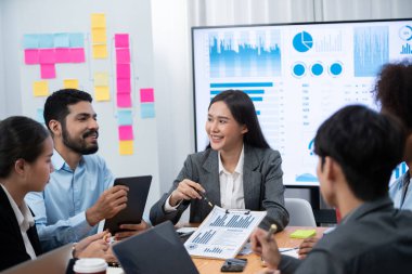 Genç Asyalı iş kadını modern toplantıda TV ekranında veri analizi paneli sunuyor. Bir grup iş adamıyla konferans odasında iş sunumu. Uyum