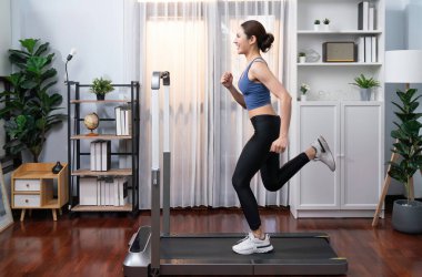 Evinde çalışan enerjik ve güçlü Asyalı kadın atletik yan bakış açısı. Formda fiziğin takibi ve ev çalışması ve eğitimle sağlıklı yaşam tarzına bağlılık. Kuvvetli