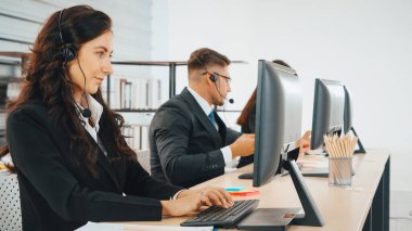 Ofiste çalışan kulaklık takan işadamları uzak müşteri ya da meslektaşlarını desteklemek için çalışıyorlar. Çağrı merkezi, tele pazarlama, müşteri destek acentesi telefon görüşmesinde hizmet sağlıyor. Jivy