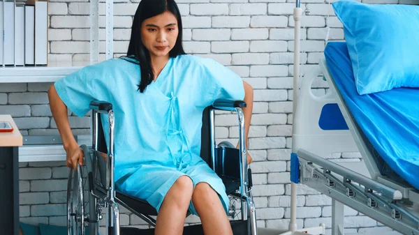 Ung Glad Asiatisk Kvinna Rullstol Sjukhusavdelning Medicinsk Vård Och Patientbehandling — Stockfoto