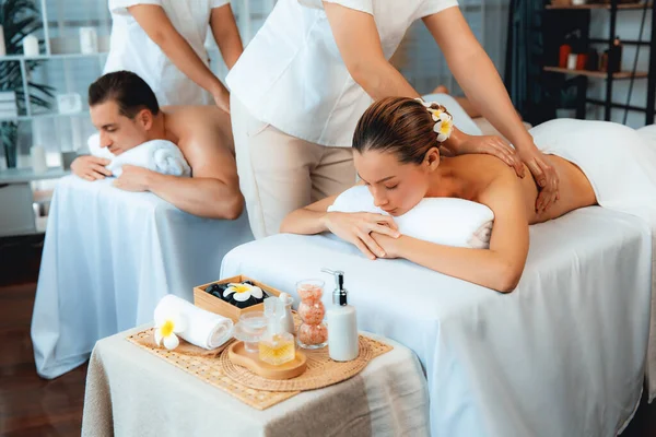 Cliente Pareja Caucásica Disfrutando Relajante Masaje Spa Estrés Mimándose Con —  Fotos de Stock