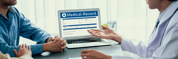 Dokter Menunjukkan Laporan Diagnosa Medis Pada Laptop Dan Memberikan Konsultasi — Stok Foto
