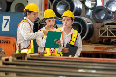 Fabrika ustabaşı ya da denetçisi olan bir grup mühendis eğitim programını denetliyor ya da ağır sanayi fabrikalarındaki metal üretim makinelerinde güvenlik teftişi yapıyor. Örnek gösteriliyor