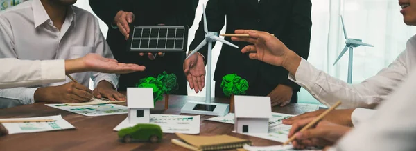 Yeşil Enerji Şirketi Güneş Pili Rüzgar Türbini Jeneratörü Ile Sürdürülebilir — Stok fotoğraf