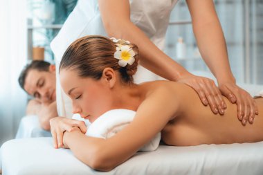 Kafkas çift müşterisi stres önleyici spa masajının keyfini çıkarıyor ve lüks otel veya oteldeki gündüz açık hava ortamında güzellik teniyle eğleniyor. Sessiz.