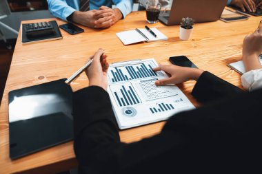 Ofis masasındaki finansal veri raporlarını analiz eden çeşitli bir grup iş analisti. Stratejik pazarlama planlaması için iş istihbarat analizine göre grafikler ve grafikler.