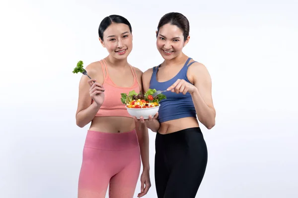 Két Fiatal Sportos Ázsiai Sportruházatban Salátástálat Tart Tele Gyümölcsökkel Zöldségekkel — Stock Fotó