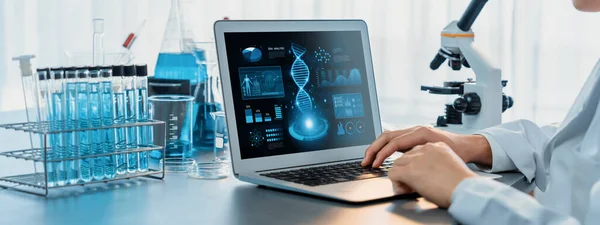 Científico Que Trabaja Software Informático Biotecnología Avanzada Para Estudiar Analizar — Foto de Stock
