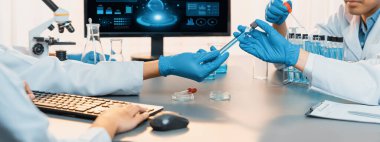 Tıbbi laboratuvar üzerindeki kimyasal deneyden bilimsel bir atılım yaptıktan sonra DNA verilerini incelemek veya analiz etmek için ileri biyoteknoloji bilgisayar yazılımı üzerinde çalışan kendini adamış bir bilim adamı grubu. Neoterik