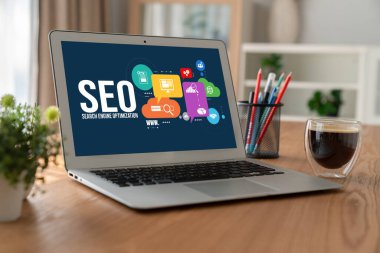 Model e-ticaret için SEO arama motoru optimizasyonu ve bilgisayar ekranında gösterilen çevrimiçi perakende işi