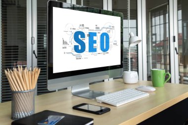 Model e-ticaret için SEO arama motoru optimizasyonu ve bilgisayar ekranında gösterilen çevrimiçi perakende işi