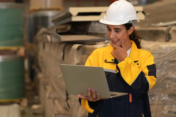 Female Engineer Factory Inspector Conduct Inventory Check Quality Control Metal — Stock Photo, Image