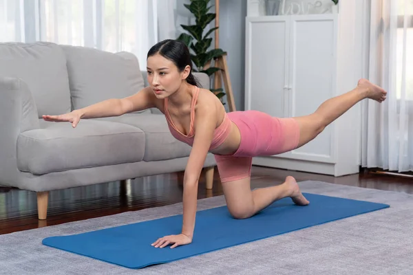 Femme Asiatique Vêtements Sport Faisant Exercice Yoga Sur Tapis Fitness — Photo