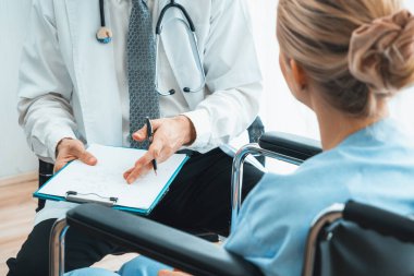 Profesyonel üniformalı doktor hastanedeki ya da klinikteki hastayı muayene ediyor. Sağlık, tıbbi ve doktor servis konsepti. Jivy