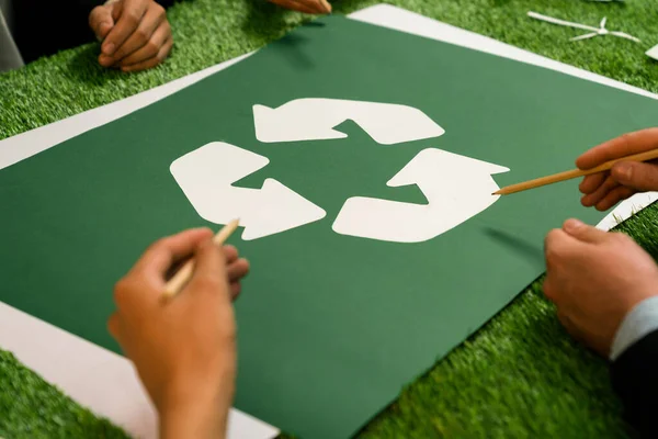 リサイクルとして廃棄物管理にエコビジネス投資を計画している企業とオフィスの会議テーブル上のリサイクルアイコンは クリーン生態系のための再利用の概念を減少させます クエント — ストック写真