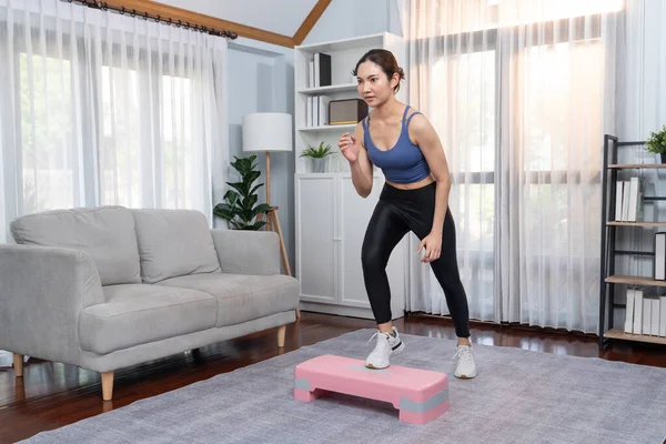 Krachtige Energieke Vrouw Doen Oefening Thuis Cardio Aërobe Stap Training — Stockfoto