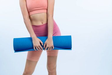 Spor kıyafetleriyle spor minderiyle genç ve çekici Asyalı kadın portresi. Sağlıklı egzersiz ve rutin yaşam tarzı konsepti. Stüdyo çekimi izole edildi. Kuvvetli