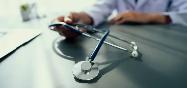 Konzentrieren Stethoskop Auf Arztpraxis Mit Verschwommenem Hintergrund Des Arztes Überprüfung — Stockfoto