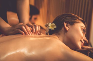 Kafkas çift müşterileri stres önleyici spa masajının keyfini çıkarıyorlar ve lüks otel veya otellerde sıcak mum ışığında güzellik derisi eğlenceleriyle şımartıyorlar. Sessiz.