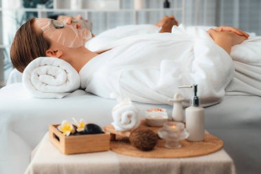 Kaplıca salonunun sakin atmosferi, birkaç müşteri lüks salatalık yüz maskesi takarak kendini yenilemeye çalışıyor. Yüz bakımı tedavisi ve güzellik konsepti. Sessiz.