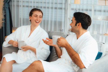 Güzellik ya da vücut bakımı güzellik salonu yaşam tarzı konsepti. Lüks otel kaplıcalarında ya da otel odasında, bornoz giyip rahatlayan bir çift. Tatil ve boş zaman rahatlığı. Sessiz.