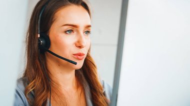 Ofiste çalışan kulaklık takan işadamları uzak müşteri ya da meslektaşlarını desteklemek için çalışıyorlar. Çağrı merkezi, tele pazarlama, müşteri destek acentesi telefon görüşmesinde hizmet sağlıyor. Jivy