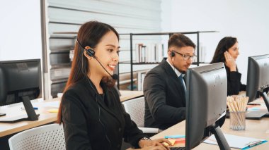 Ofiste çalışan kulaklık takan işadamları uzak müşteri ya da meslektaşlarını desteklemek için çalışıyorlar. Çağrı merkezi, tele pazarlama, müşteri destek acentesi telefon görüşmesinde hizmet sağlıyor. Jivy