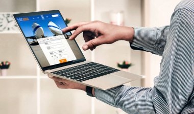 Online uçuş rezervasyon sitesi mod rezervasyon sistemi sağlar. Seyahat teknolojisi kavramı .