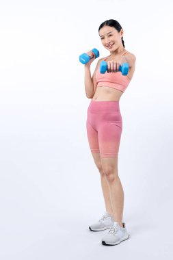 Güçlü enerjik kadın halter kaldırma egzersizi yapıyor izole arka planda. Genç atletik Asyalı kadın dayanıklılığı ve dayanıklılık eğitimi rutin vücut egzersizi..