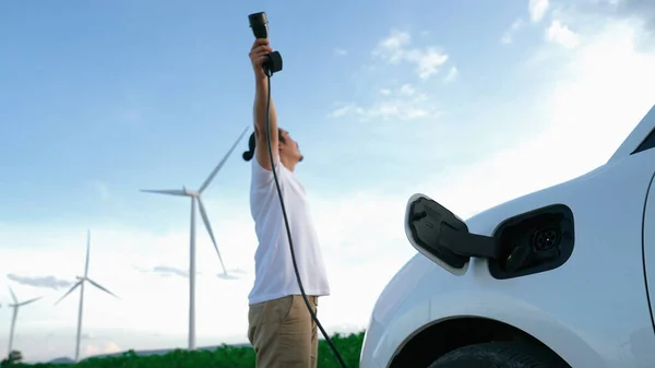 Elektrikli Arabasıyla Ilerici Bir Adam Arabası Gelecekteki Sürdürülebilir Enerji Kavramı — Stok fotoğraf