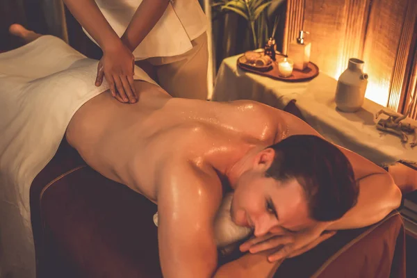 Kaukasiska Mannen Kund Njuter Avkopplande Stress Spa Massage Och Skämma — Stockfoto
