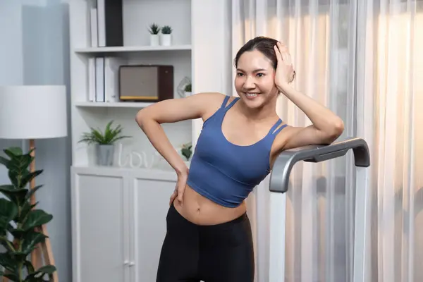 Mulher Asiática Sportswear Retrato Sorrindo Posando Gesto Alegre Treinamento Treino — Fotografia de Stock