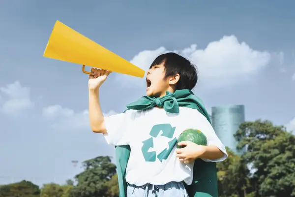 Jovem Menino Super Herói Com Símbolo Reciclagem Capa Fazer Anúncio — Fotografia de Stock