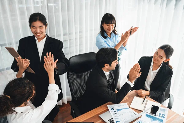 Grupp Glada Affärsmän Hög Fem Gest Och Framgångsrikt Effektivt Lagarbete — Stockfoto