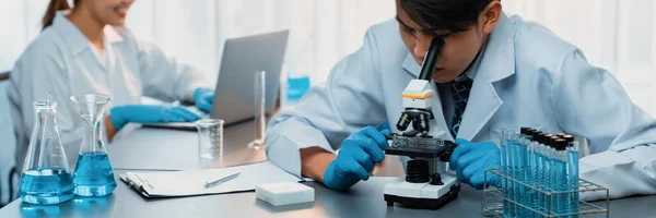Grupa Dedykowanych Naukowców Przeprowadza Eksperyment Chemiczny Przy Użyciu Mikroskopu Laboratorium — Zdjęcie stockowe