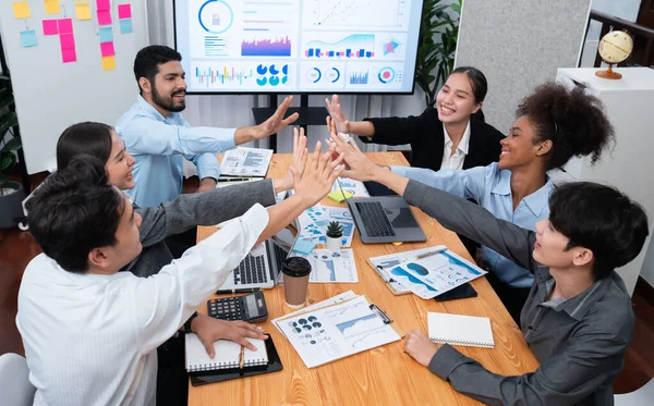 Çeşitli Işletme Ekipleri Kurumsal Ofis Toplantısında Başarılı Bir Beşlik Çakma — Stok fotoğraf
