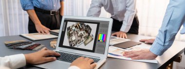 Masadaki bir grup iç mimar takımı dizüstü bilgisayarında mimari yazılım bulunan çeşitli ruh hali tahtası örneklerini seçiyor. Modern yenileme ve iç malzeme seçimi konsepti. İçgörü