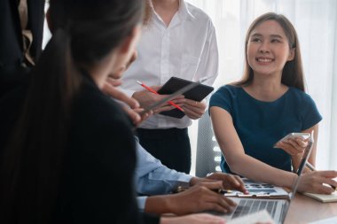 Mutlu iş adamları birlikte çalışır, şirket ofisinde tartışırlar. Profesyonel ve çeşitlilik takım çalışması iş planını bilgisayarda tartışır. Modern çok kültürlü ofis çalışanı. Uyum