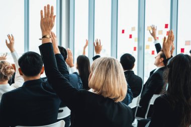 Bir grup iş adamı seminer konferansında toplanıyor. Seyirciler, çalışanların eğitim seanslarındaki eğitmenleri dinliyor. Uzman konuşmacı ile ofis çalışanları toplantısı. Jivy