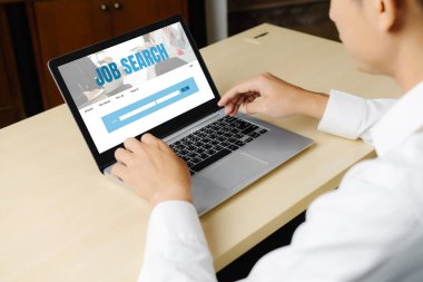 Çalışanların işe alım İnternet ağındaki iş fırsatlarını araması için mod web sitesinde online iş araması