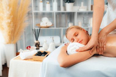 Kafkasyalı kadın müşteri stres önleyici spa masajının keyfini çıkarıyor ve lüks otel ya da oteldeki gündüz açık ortam güzellik salonunda güzellik teniyle eğleniyor. Sessiz.