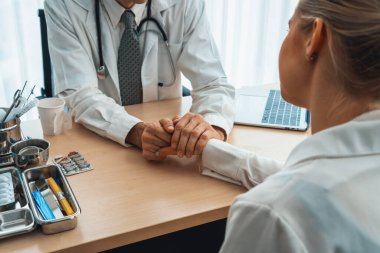 Profesyonel üniformalı doktor hastanedeki ya da klinikteki hastayı muayene ediyor. Sağlık, tıbbi ve doktor servis konsepti. Jivy