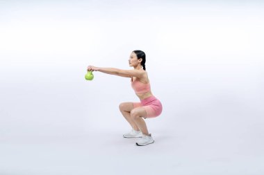 Dinç, enerjik bir kadın izole edilmiş arka planda ağırlık kaldırma egzersizi yapıyor. Genç atletik Asyalı kadın dayanıklılığı ve dayanıklılık eğitimi rutin vücut egzersizi..