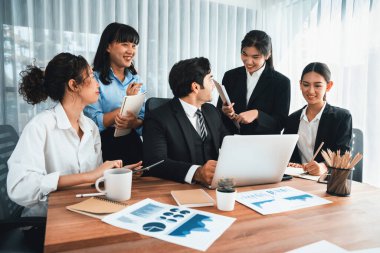 Ofis masasındaki finansal veri raporlarını analiz eden çeşitli bir grup iş analisti. Stratejik pazarlama planlaması için iş istihbarat analizine göre grafikler ve grafikler.