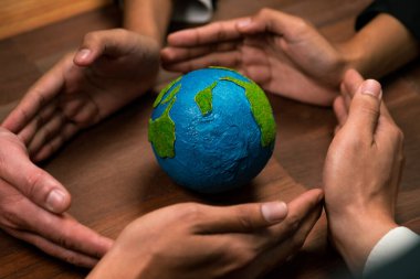 Üst düzey iş adamları, Dünya 'yı kurtarmak için CO2 salınımını azaltmak suretiyle çevresel koruma için ekolojik düzenlemeden yararlanmak amacıyla sinerjide bir arada tutuyorlar. Antika