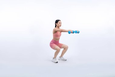 Güçlü enerjik kadın halter kaldırma egzersizi yapıyor izole arka planda. Genç atletik Asyalı kadın dayanıklılığı ve dayanıklılık eğitimi rutin vücut egzersizi..