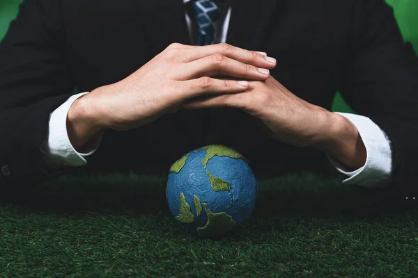Biznesmen Trzymający Planetę Ziemia Globu Symbolizuje Ekologiczne Zaangażowanie Biznesu Rzecz — Zdjęcie stockowe